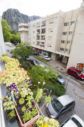 Apartments with a parking space Omis - 16497
